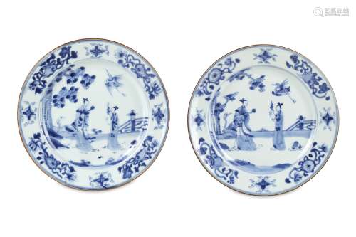 A PAIR OF CHINESE BLUE AND WHITE DISHES. Qing Dynasty, Kangxi period. Each painted with a pair of
