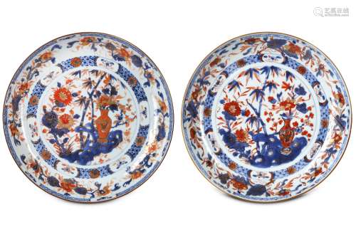 A NEAR PAIR OF CHINESE IMARI DISHES. Qing Dynasty, Kangxi period. Each painted to the centre with