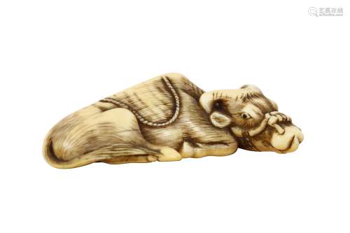 AN IVORY NETSUKE OF A RECUMBENT OX. 19th Century. Lying with its legs folded beneath, inlaid eyes