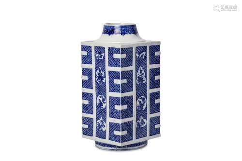 A CHINESE BLUE AND WHITE VASE, CONG. Qing Dynasty, 18th Century. Modelled after an archaic jade