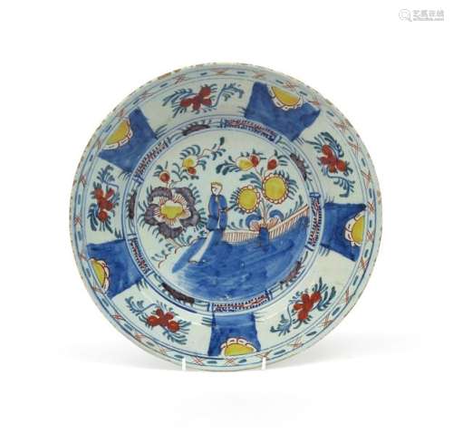 A delftware charger c.1740, painted in polychrome ...;