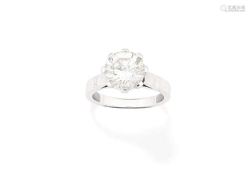 A diamond single stone ring