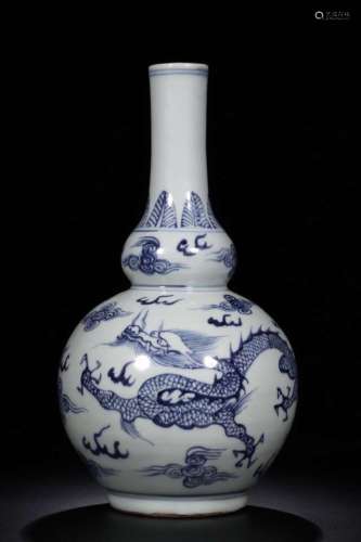 A BLUE AND WHITE GOURD 'DRAGON' VASE