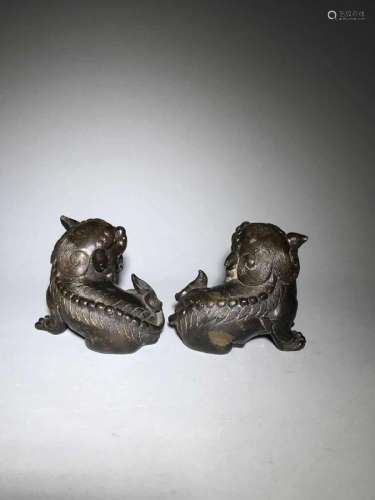 A PAIR OF BRONZE LIONS PAPERWEIGHT