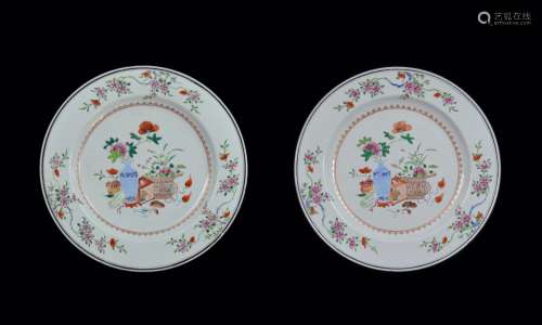 A PAIR OF FAMILLE ROSE DISHES