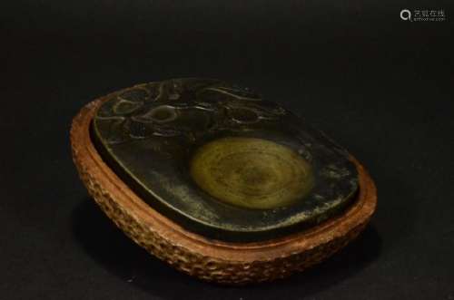 AN INK STONE WITH CARVED FRUIT WOOD BOX AND COVER
