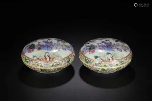 A PAIR OF FAMILLE ROSE BOX AND COVER