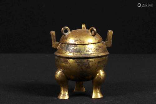 A GILT-BRONZE TRIPOD CENSER AND COVER