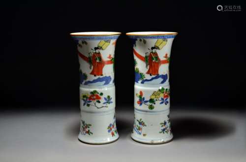 A PAIR OF WUCAI CYLINDRICAL VASES