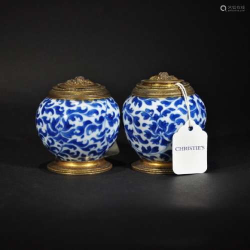 A PAIR OF SMALL BLUE AND WHITE JARS