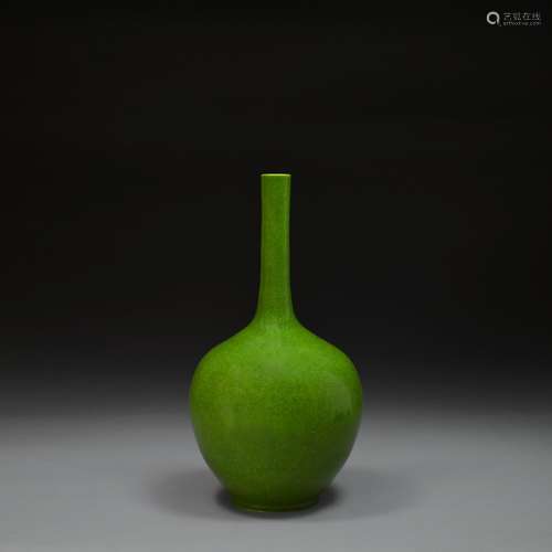 AN EMERAL GREEN GALZED BOTTLE VASE, GUANGXU