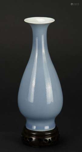 A KANGXI CLAIRE DE LUNE VASE