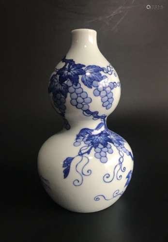 A BLUE AND WHITE GOURD VASE, DOUGUAGN MARK