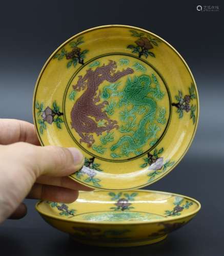 A PAIR OF YELLOW GROUND 'DRAGON' SAUCERS, QIANLONG