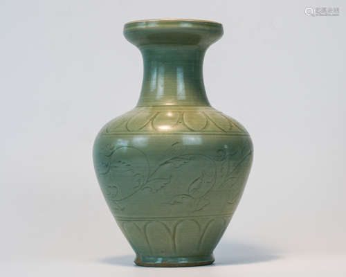 A LONGQUAN CELADON VASE