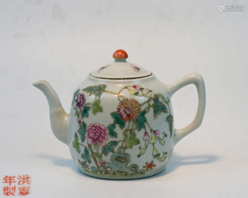 A FAMILLE-ROSE PEONY PATTERN TEAPOT