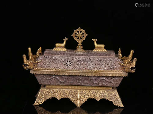 A GILT SILVER CARVED DRAGON PATTERN BOX