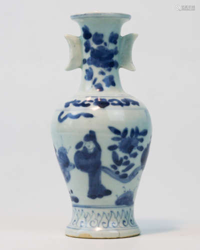 A BLUE AND WHITE VASE