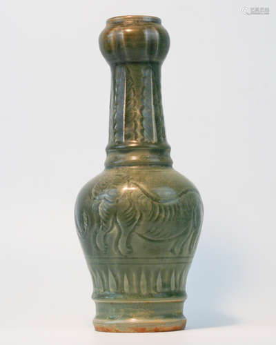 A LONGQUAN CELADON VASE