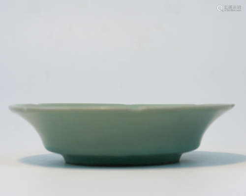 A LONGQUAN FLORAL-RIM PLATE