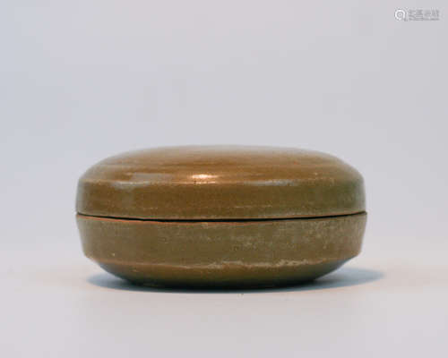 A LIGHT YELLOW GLAZE BOX