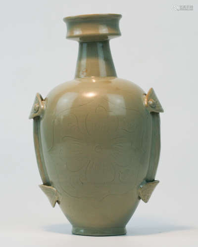 A YUEYAO CELADON VASE