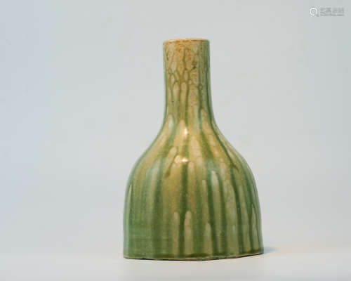 A GREEN GLAZE VASE