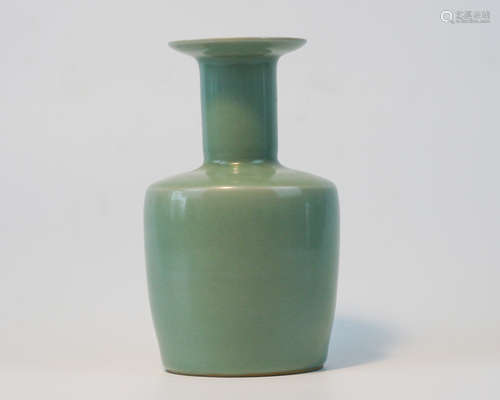 A LONGQUAN CELADON VASE