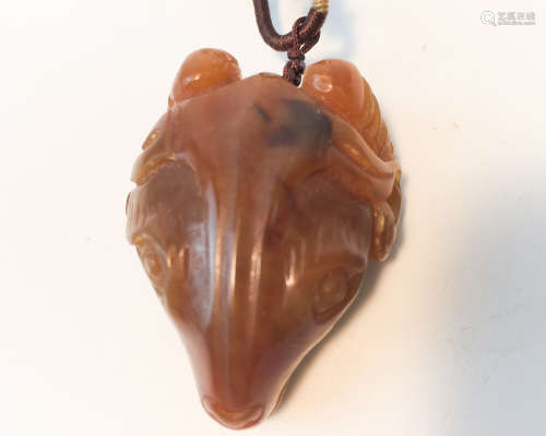 A JADE CARVED BEAST HEAD SHAPED PENDANT