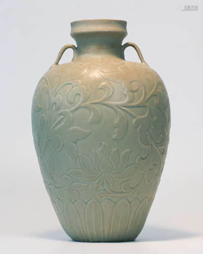 A YUEYAO CELADON LOTUS PATTERN VASE