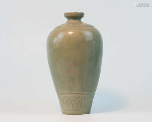 A CELADON LOTUS PATTERN VASE