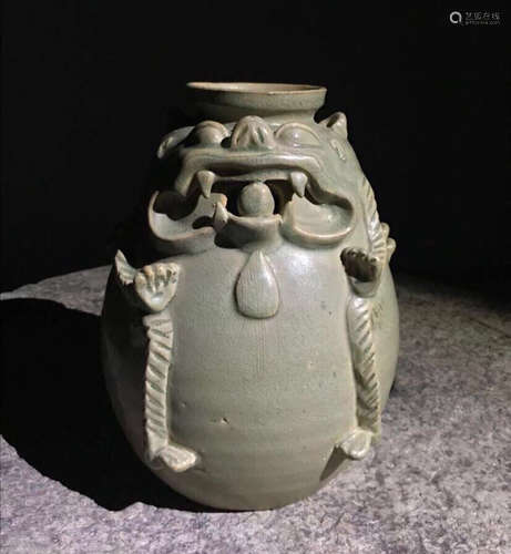 A YUE YAO GREEN GLAZE BEAR SHAPED JAR