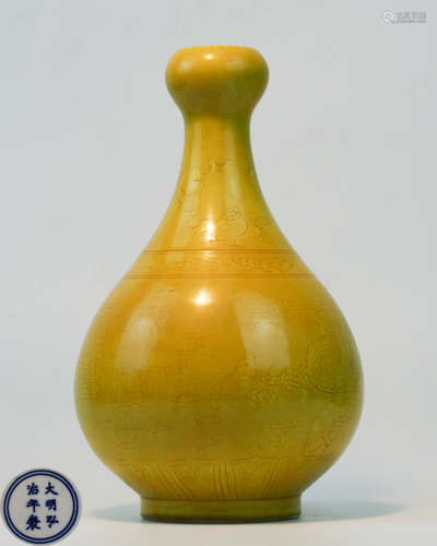 A YELLOW GLAZED GARLIC-HEAD VASE