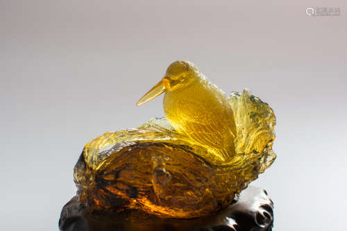A MEXICAN BLUE AMBER BIRD SHAPED PENDANT
