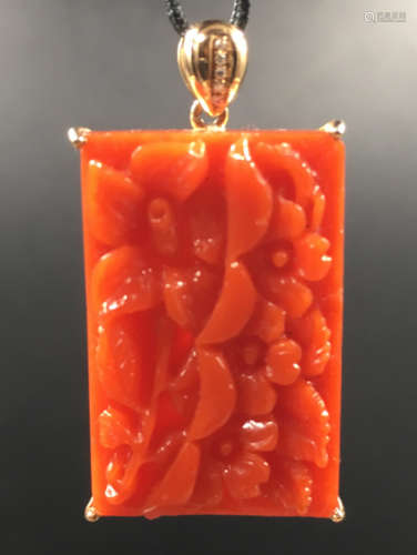 A FLAT AKA CORAL PENDANT WITH K-GOLD