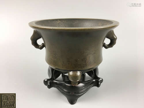 A DOUBLE-BAMBOO-EAR TRIPOD CENSER