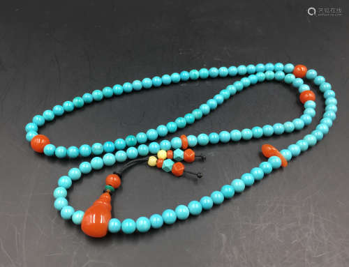 A TURQUOISE AND AGATE BEADS STRING NECKLACE