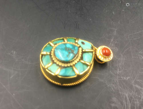 A TURQUOISE K-GOLD PENDANT