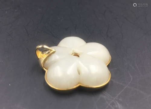 A FLORAL SHAPED JADE STONE K-GOLD PENDANT