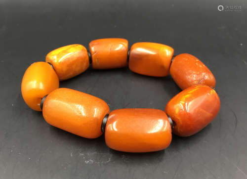 AN AMBER BEADS STRING BRACELET