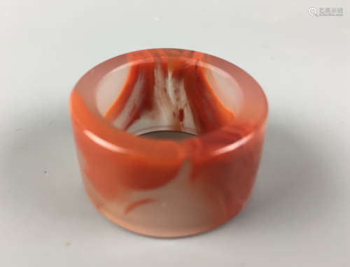 AN AGATE CARVED THUMB RING