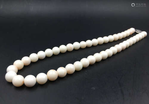 A WHITE CORAL BEADS STRING NECKLACE