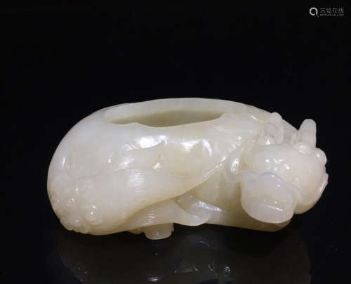 A WHITE JADE CARVED BEAST SHAPED PEN WASHER