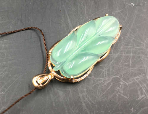 A ROSE-GOLD ICY JADEITE LEAF SHAPED PENDANT