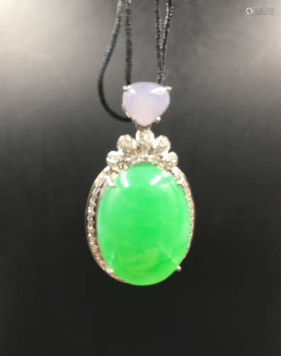 AN EGG-SHAPED JADEITE PLATINUM PENDANT