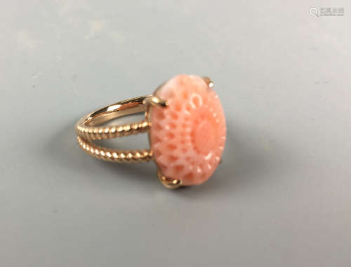 A FLORAL SHAPED CORAL K-GOLD RING