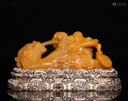 A TIANHUANG STONE CARVED DRAGON SHAPED PENDANT