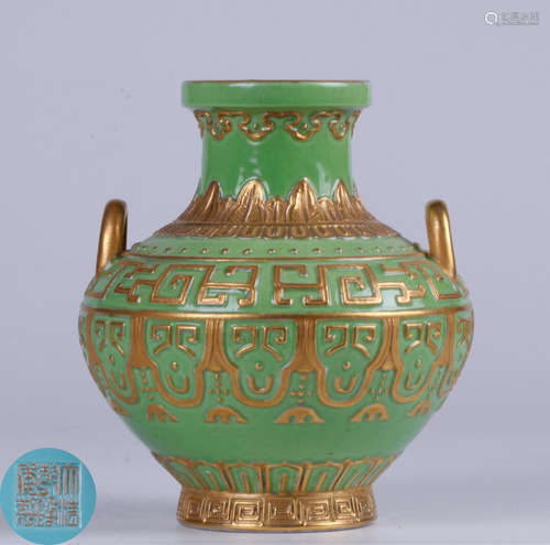 A GREEN-GROUND GILT FLORAL PATTERN VASE