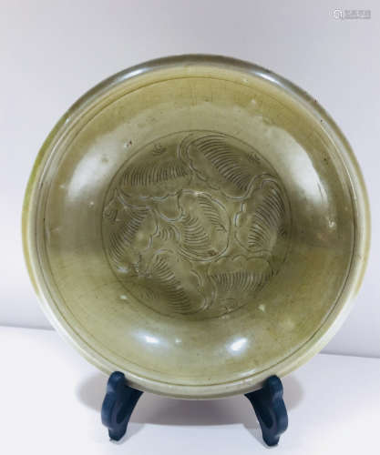 A FLORAL INCISED YUEYAO PLATE