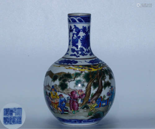 A BLUE AND FAMILLE-ROSE FIGURE PATTERN VASE